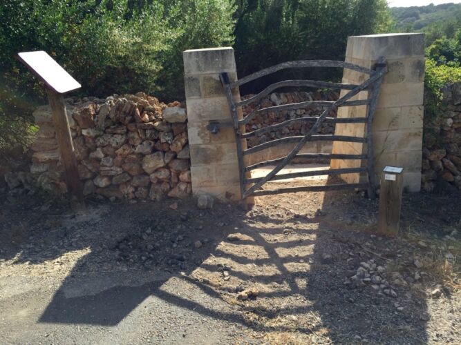 Minorque cami cavalls portail bois